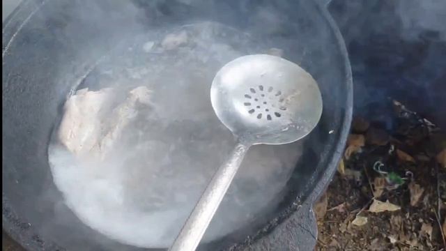 Шурпа в казане на костре очень вкусно