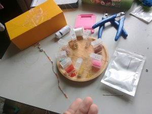 продаю  и работаю из бисера