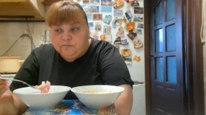 мукбанг. ем. уральскую картошку. свежевыкопанную. и салат. из помидор.