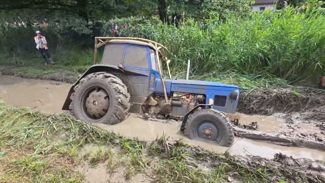 Никто не ожидал такой глубокой грязи 🚜 - Тракторная выставка