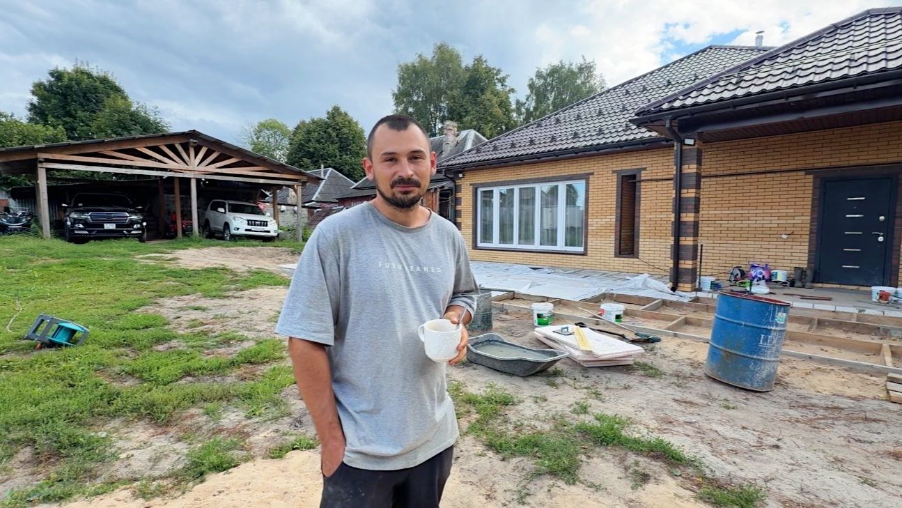 Полный дом помощников. Заливаем бетонную площадку вокруг дома своими руками. Строим дом в деревне.