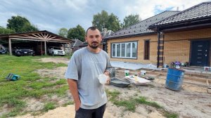 Полный дом помощников. Заливаем бетонную площадку вокруг дома своими руками. Строим дом в деревне.