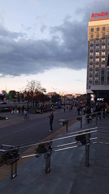 Вечером у ТЦ Галерея Минск