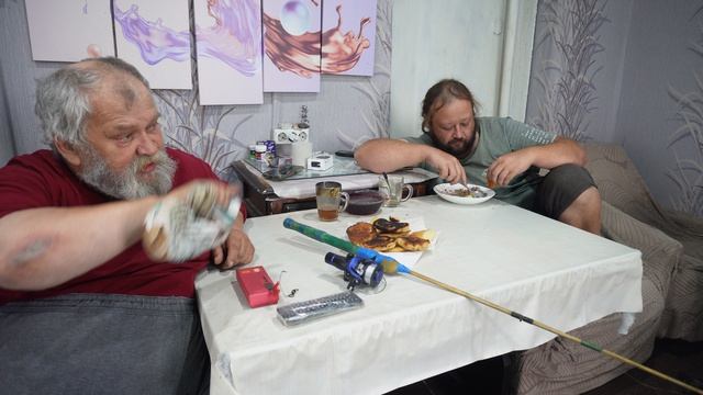 Василич натирает блесну На рыбалку собирается Сын обедает вкусной картошкой с печенью ПОДВАЛ ИЛЬИЧА