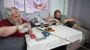 Василич натирает блесну На рыбалку собирается Сын обедает вкусной картошкой с печенью ПОДВАЛ ИЛЬИЧА