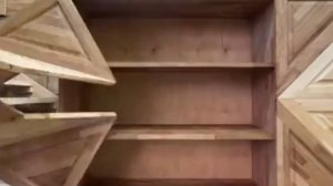 Шкаф с оригинальными дверцами.