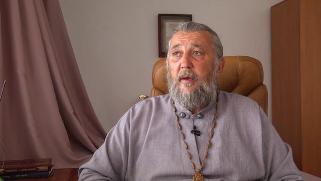 Обязательно ли целовать руку священнику? Священник Игорь Сильченков.