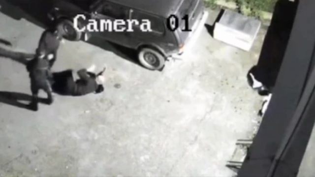 В Екатеринбурге на Опалихинской, 27 жестоко избили мужчину-инвалида. Инвалид находился во дворе и вс