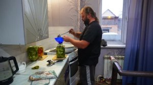 ПОМИДОРЫ И ОГУРЦЫ НА ЗИМУ Банки простояли два дня на столе Я спустил в погреб Отлично получились!