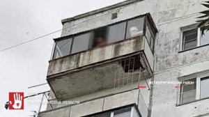 Пятилетний ребенок стоял у открытого окна 9-го этажа, пока мама спала
