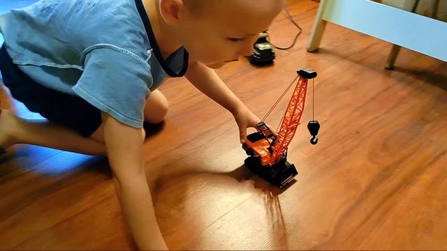СЕРЁЖА ИГРАЕТ С СИНИМ ТРАКТОРОМ, АВТОКРАНОМ И ДРУГИМИ МАШИНКАМИ