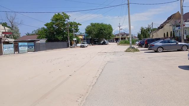 Иду мимо дома верхдном на вулканическое озеро в станице Голубицкая на Азовском море