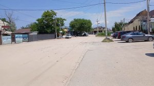Иду мимо дома верхдном на вулканическое озеро в станице Голубицкая на Азовском море