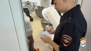Полицейские проверили иностранцев,  работающих в точках быстрого питания и торговых объектах