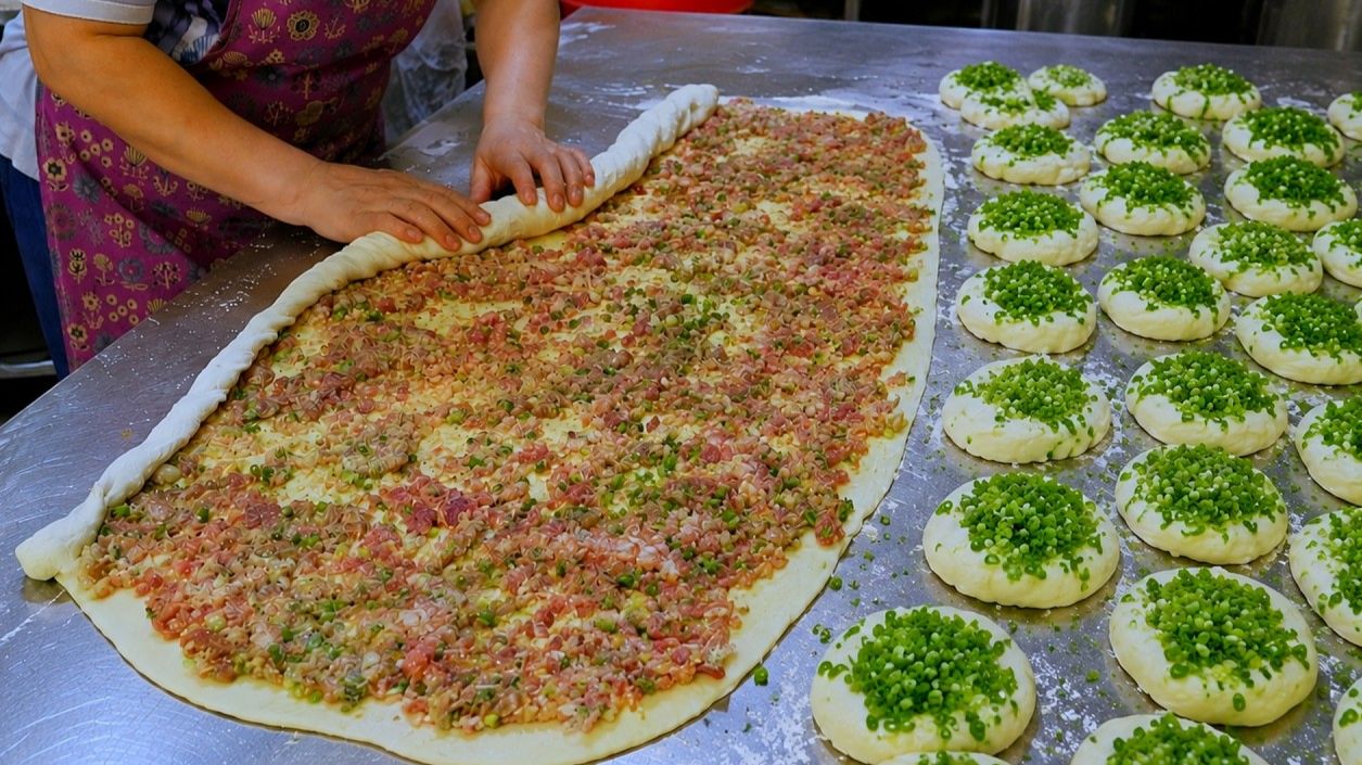 Пельмени с зеленым луком ручной лепки, рулетики с мясом и тмином, блинчики с зеленым луком