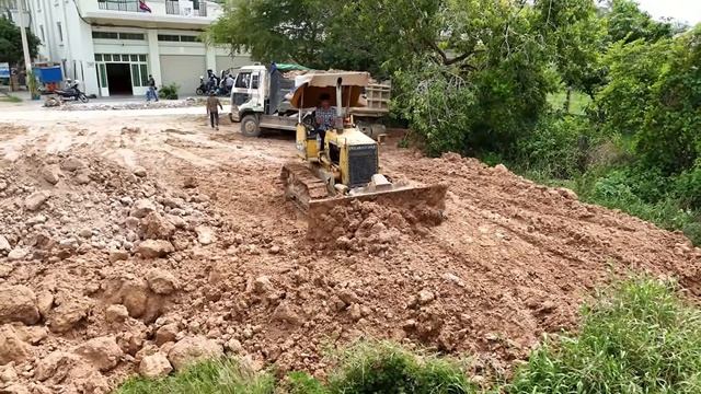 Great Activity !! Starting New Job KOMATSU Dozer D2 Landfilling Skill Deep Dump Truck Pushing Soils