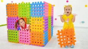 Алиса и ее подруга играют с игрушечными блоками
