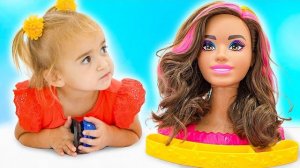 Алиса и ее подруга играют в Салон красоты