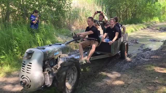 Безумный дрифт и гонки заканчиваются переворотом!