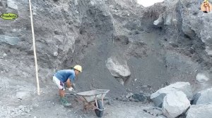 Строительство, шахтёры добывают песок в карьере