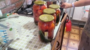 Закрываем помидоры 🍅 и томат на зиму.Пробуем малосольные огурцы 🥒