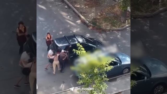 Жители Винницы метлой и лопатой отбили мужщину