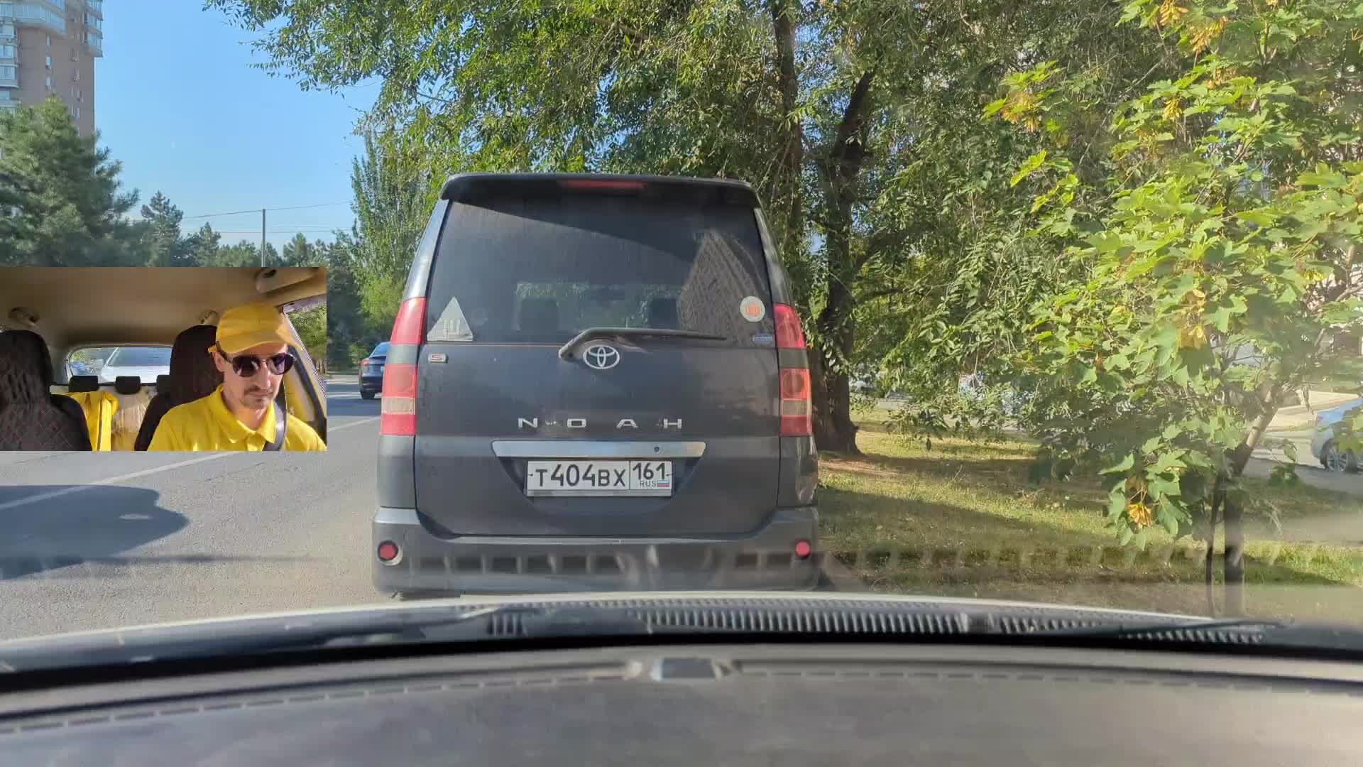 Где-то езжу, чет доставляю.