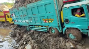 RC машинки Грузовик ВЫТАСКИВАЕТ фуру из речки 🚚 Видео детям