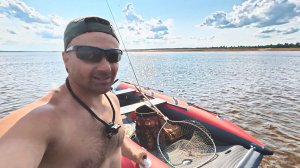 СЕЛ НА МЕЛЬ/ЛОВЛЮ РЫБУ ЗАГОРАЯ. БОЛЬШАЯ РЕКА И ЕЕ СЮРПРИЗЫ. РЫБАЛКА НА СПИННИНГ С ЛОДКИ КАТРИН-360.
