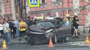 Момент аварии на Невском проспекте показала полиция Петербурга. Машина вылетела на тротуар с людьми.