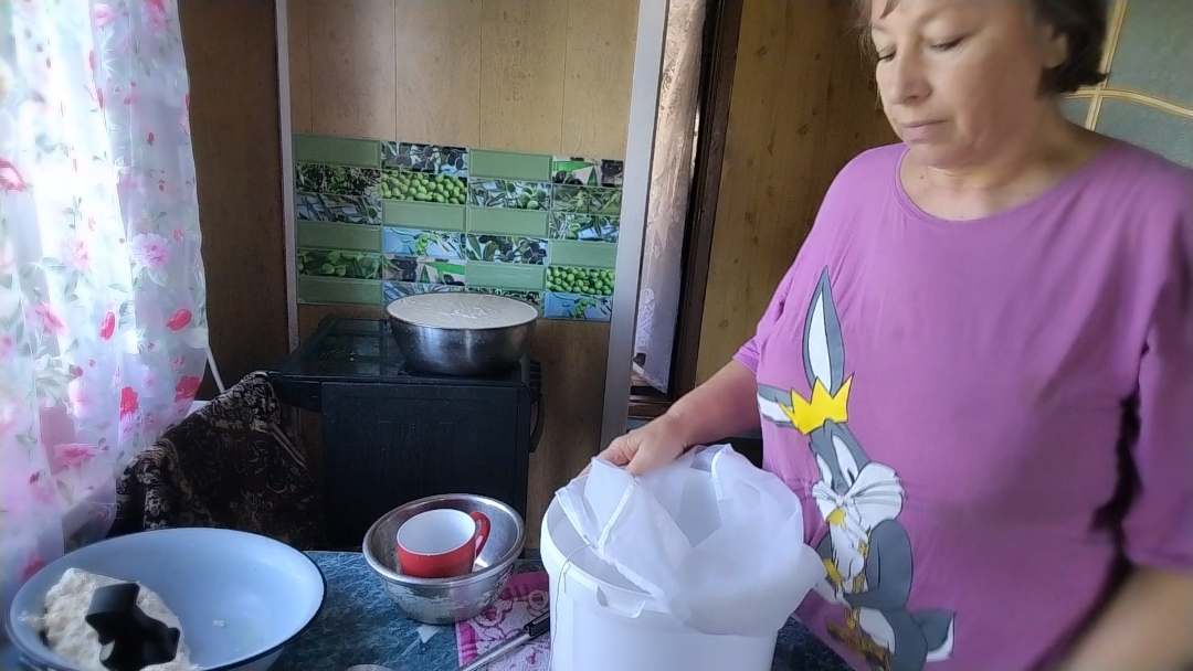 ГОТОВЛЮ ТВОРОГ И ЭТА ВЕЩЬ МНЕ В ПОМОЩЬ// Деревня.