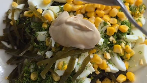 Полезный салат с морской капустой