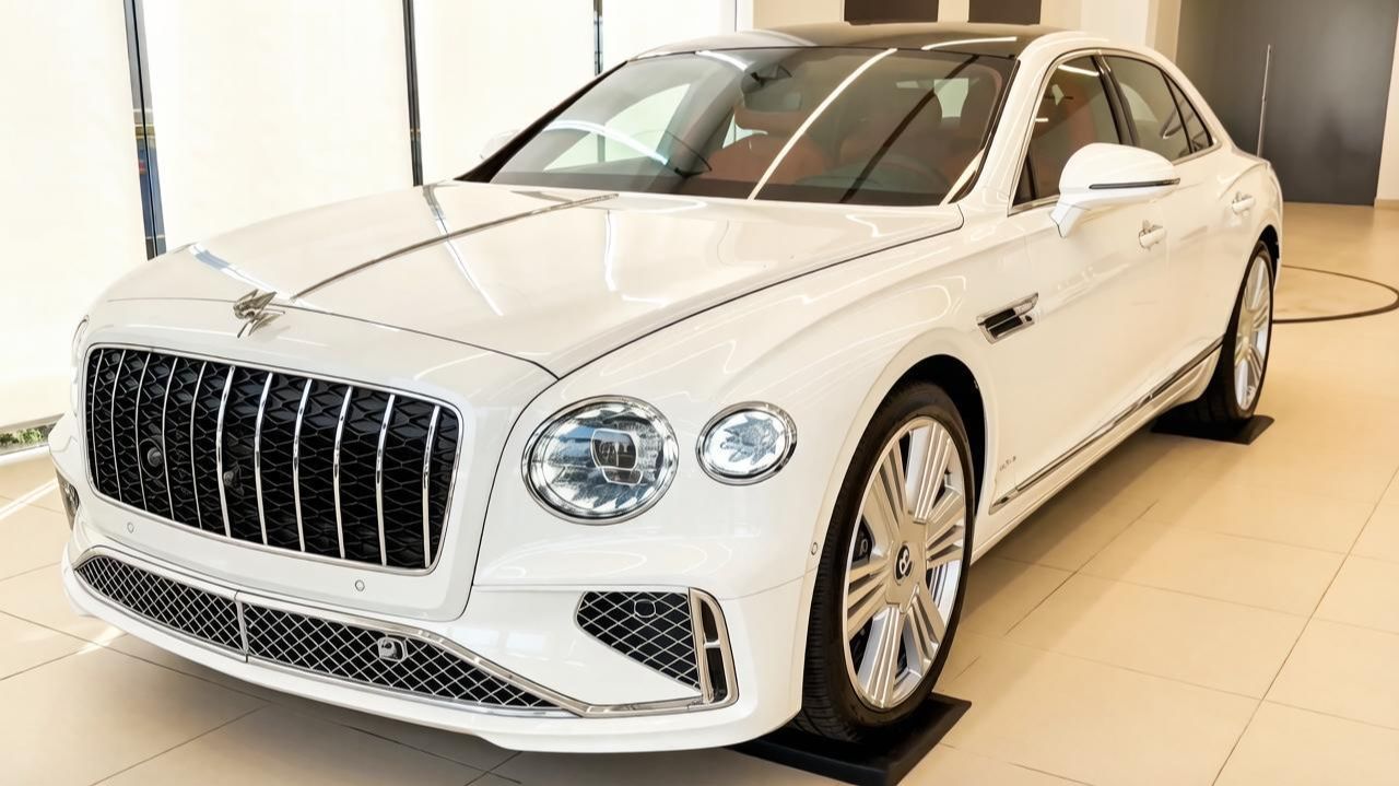 Bentley Flying Spur 2026 года отличный дорогой седан в белом цвете. Обзор автомобилей