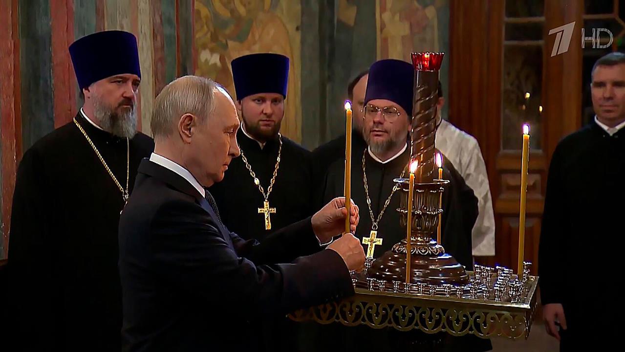 Владимир Путин принял участие в молебне в Архангельском соборе Кремля.