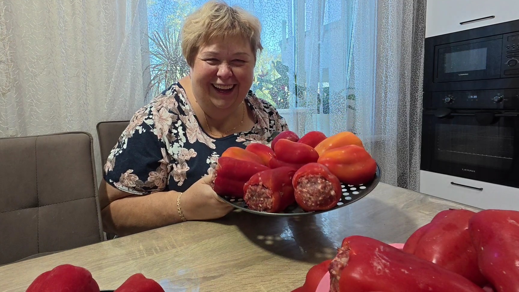 Сафар удивился что так много получилось  перца. Абдугани  вызвался  жарить блины.