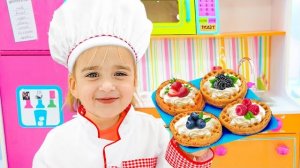 Алиса и Дейя играют в «Веселое кафе»