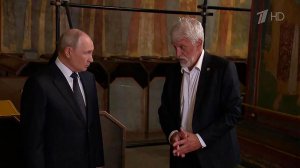 Владимир Путин в Архангельском соборе Кремля, где обретены мощи князя Дмитрия Донского.