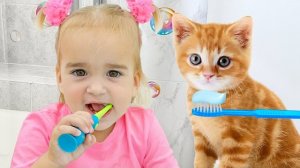 Алиса и мама изучают и играют в утреннюю рутину