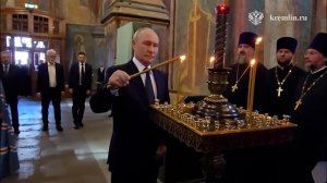 Владимир Путин принял участие в молебне в Архангельском соборе Московского Кремля.