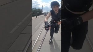 Девушка катается на роликовых коньках