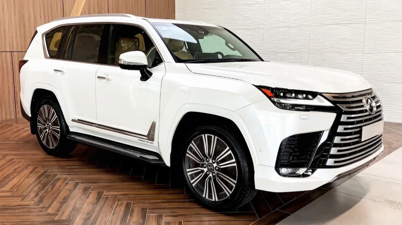 Lexus LX700h 2026 года — роскошный гибридный внедорожник в белом цвете. Обзор автомобилей