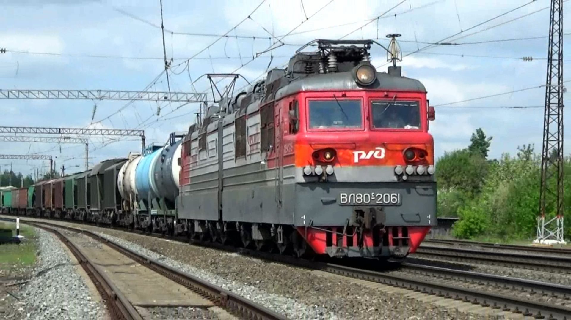 ВЛ80с-2061 с грузовым поездом