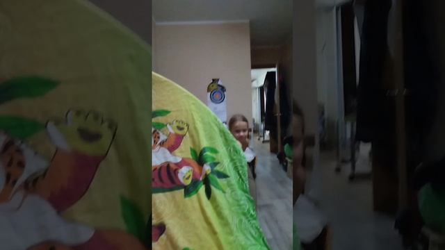 игра в сестрой пол это Лава в домиках на кровати