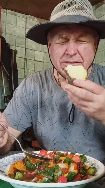 На перекус кисель, картошка запечённая с салатом. Приятного всем аппетита.