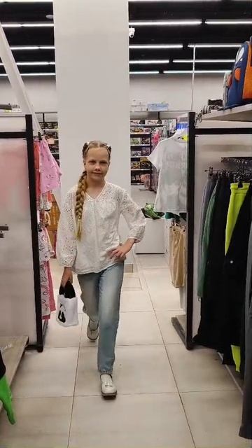 Какая сумка лучше подходит к образу пишите в коментарии 💅🌺🎀👜