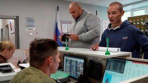 Все больше желающих связать себя с армией подписывают контракт с Минобороны.