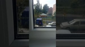 мусоропровод не может проехать из-за белой машины