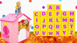 Алиса и тетя изучают алфавит