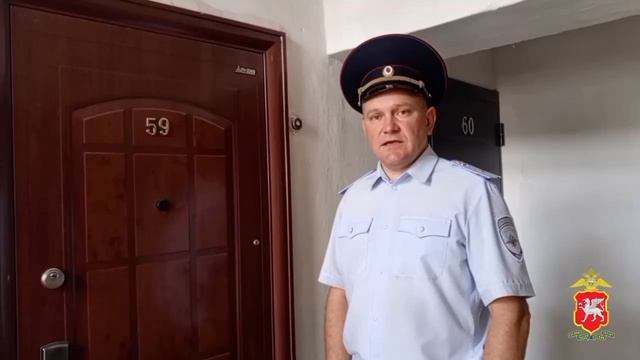 В Крыму сотрудник полиции, находясь в отпуске, вынес на руках из горящей квартиры пожилого мужчину