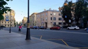 Курьер на остановке